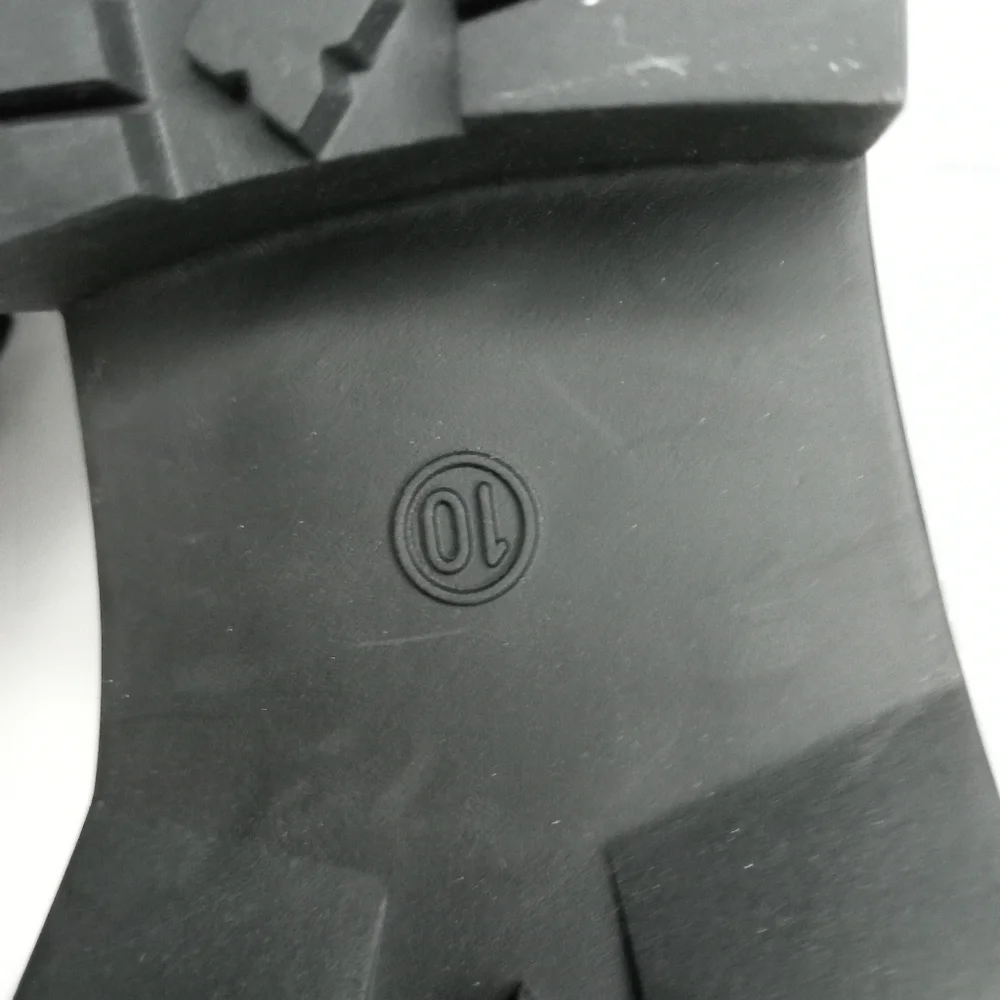Women's Universal Thread, water repellent boot size 10 Black memory foam, .NWT